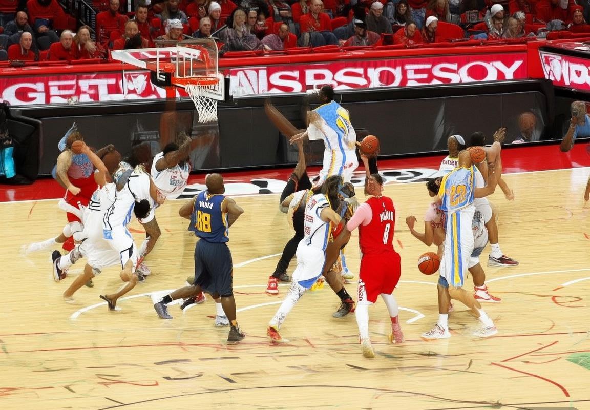 火箭掘金新年巅峰对决：哈登约基奇闪耀，三分与内线激战(图1)